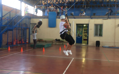 Actividades deportivas propias de la naturaleza en el IES El Alquián (Tirolina, rápel, paso de manos, columpio y arco).